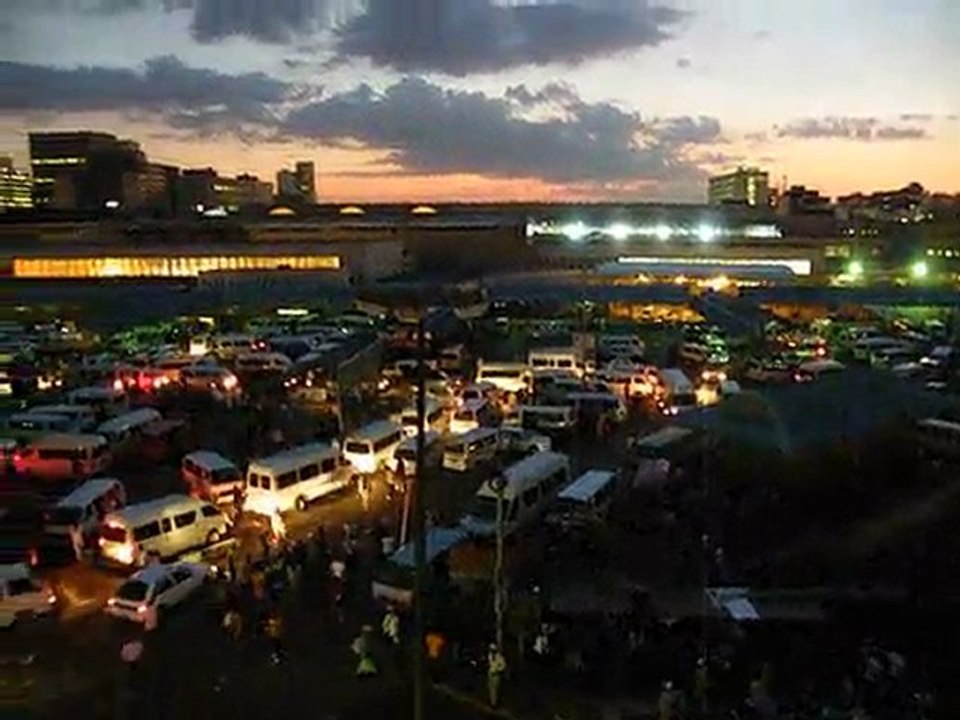 Ambiance au terminal de bus de Johannesburg