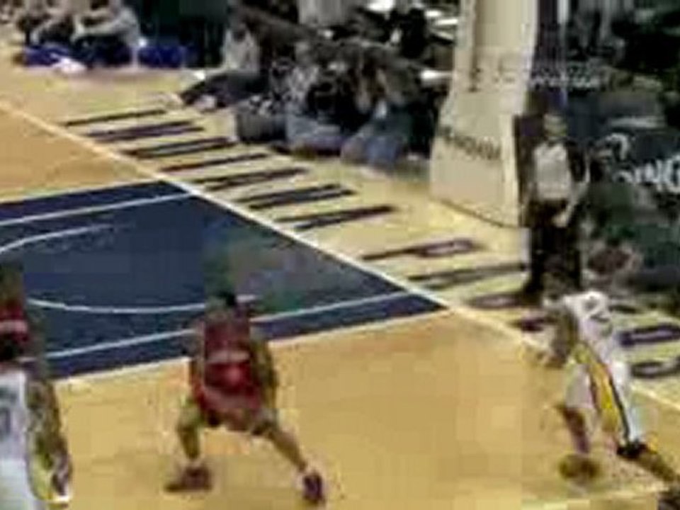 Andre Iguodala throws a wonderful pass to Thaddeus Young, wh