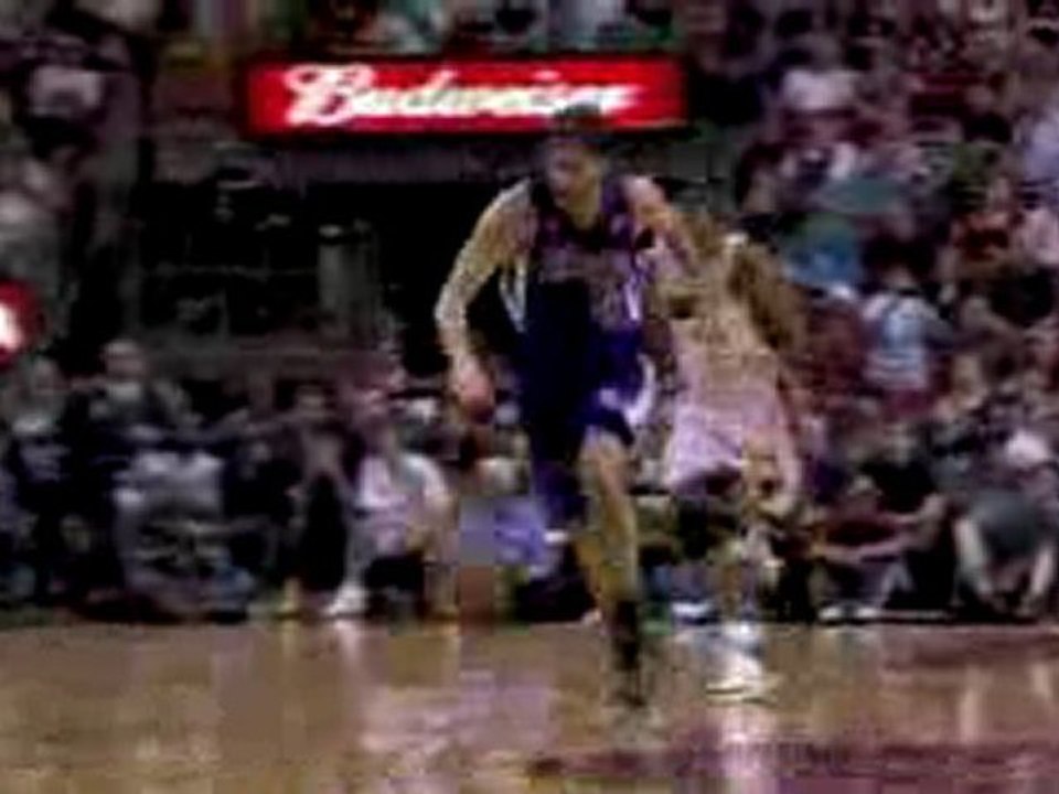 Omri Casspi gets the steal, takes it the other way and finis