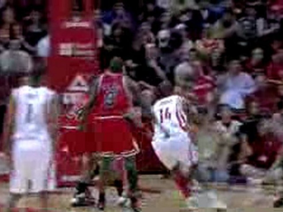 Tyrus Thomas blocks Carl Landry's shot during the first quar