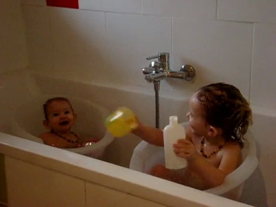 Jules et MAya dans le bain