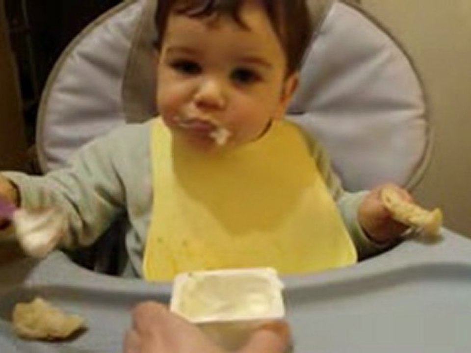 Nils mange son yaourt 23.01.10