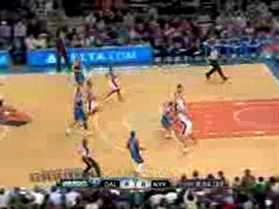Drew Gooden gets the block on one end and Danilo Gallinari f
