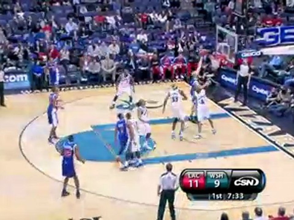 Baron Davis throws a nice pass over his shoulder to Chris Ka