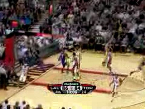 Luke Walton finds Lamar Odom with a behind the back pass and