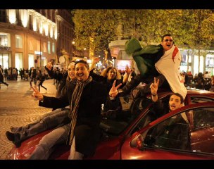 Liesse à Paris après la victoire de l'Algérie