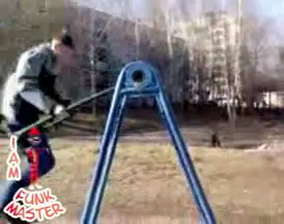 Régis fait de la balançoire