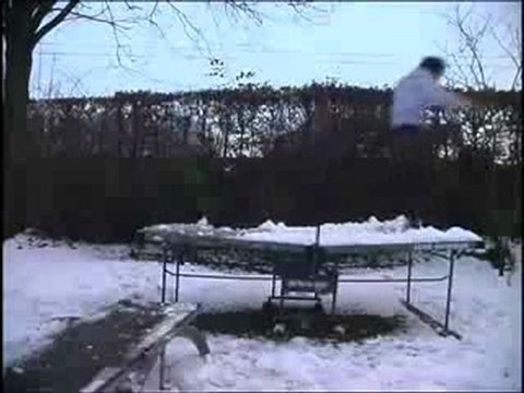 Régis glisse sur une table de ping pong