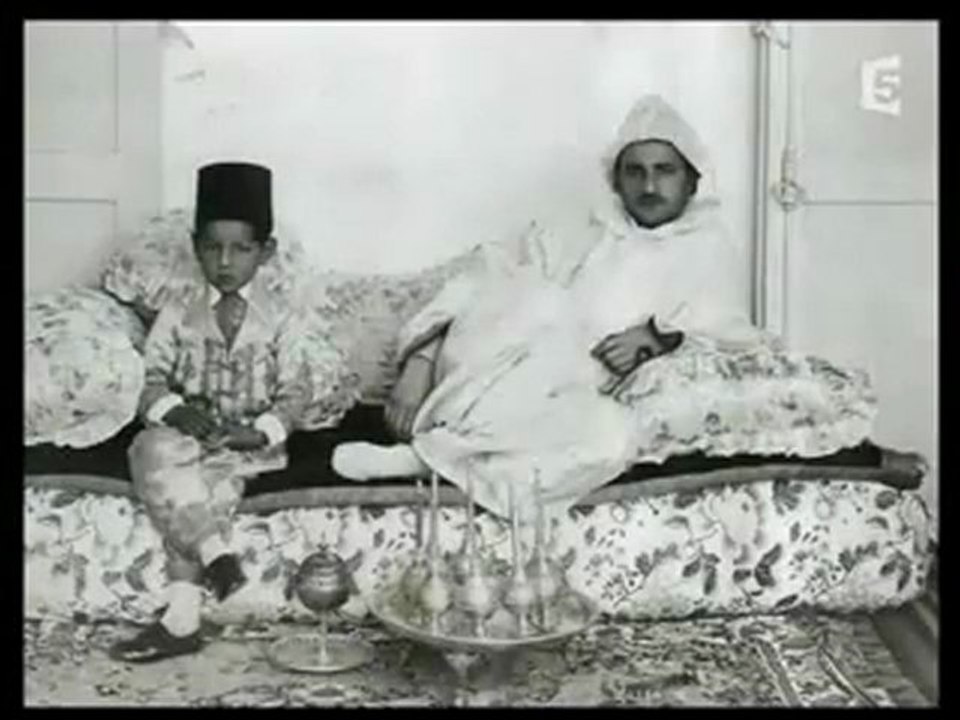 Hassan2 MohamedVالأميرمولاي الحسن في طفولته مع محمد الخامس