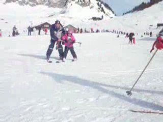 Première descente de Gigi sur des ski a Sommand
