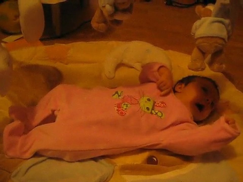 Louane sur son tapis d'éveil