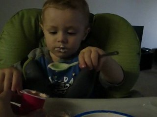 Lucas mange seul son petit-suisse