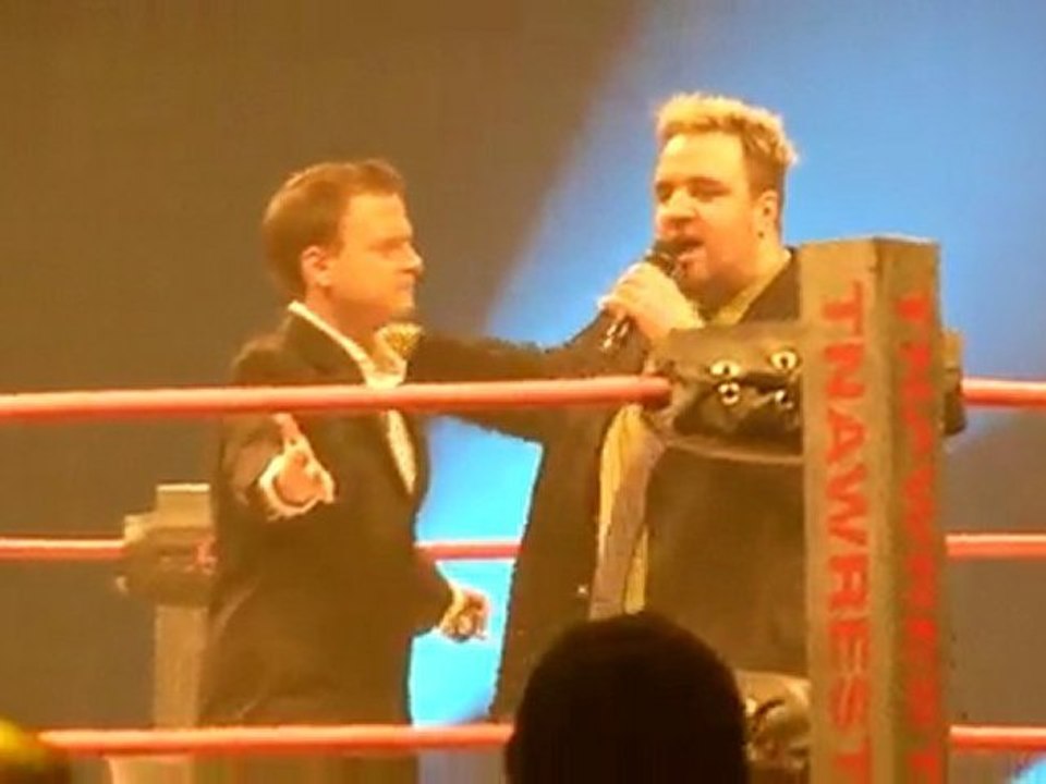 Début du show Chris Sabin vs Amazing Red vs Suicide