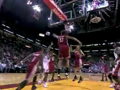 Jermaine O'Neal grabs the offensive board and jams it home.