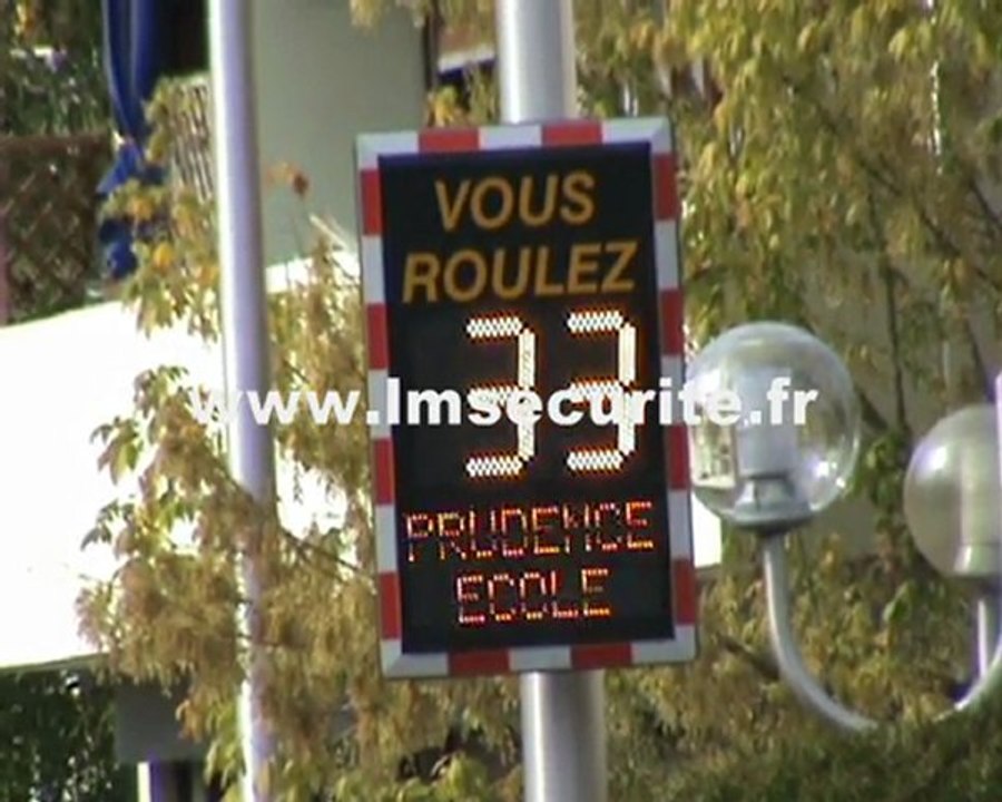 RADAR  PEDAGOGIQUE  LUMINEUX  DE  VITESSE  VIASIS  PLUS7