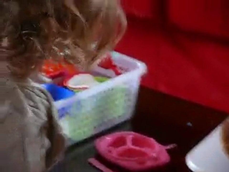 Pauline met la table - 23 mois