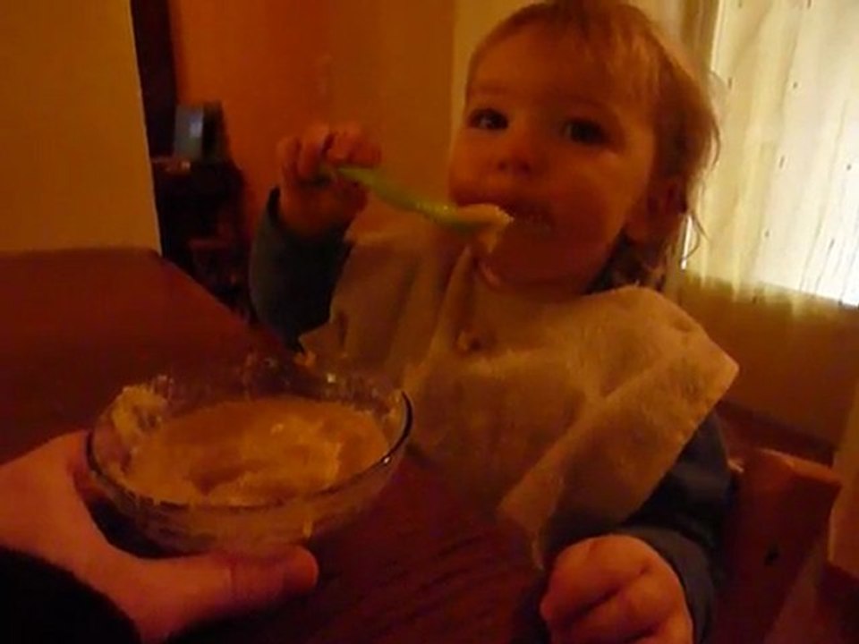 Elina veut manger toute seule