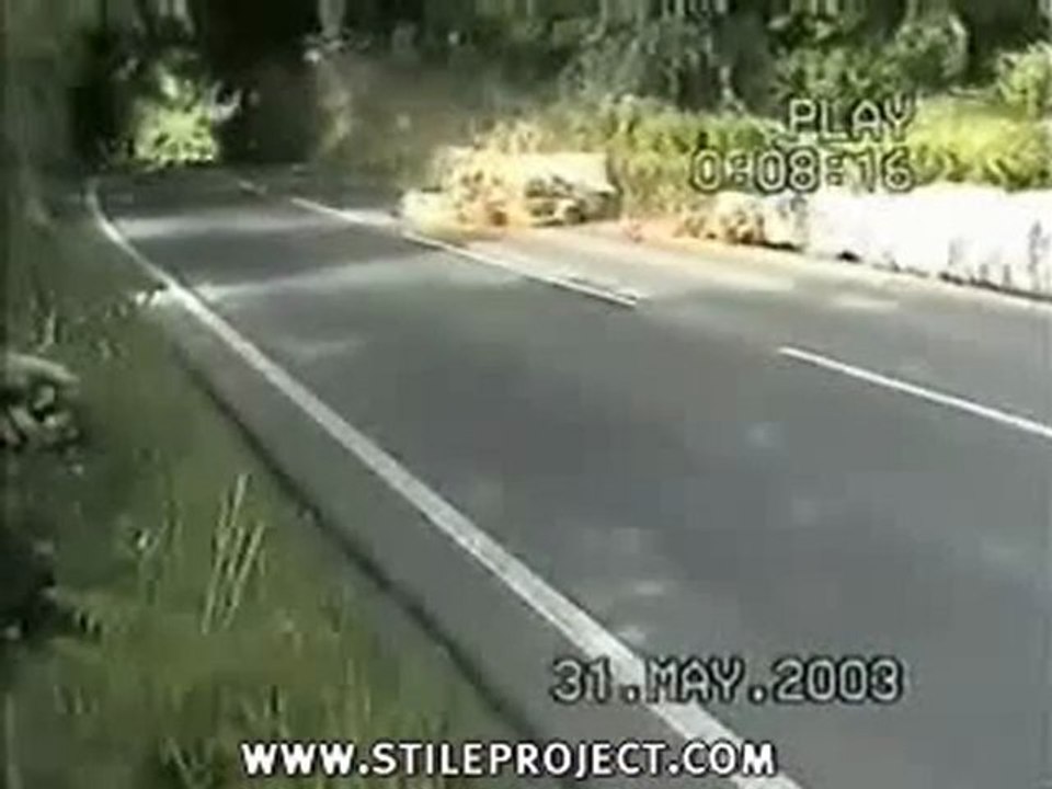 très gros crash en moto; Publique averti