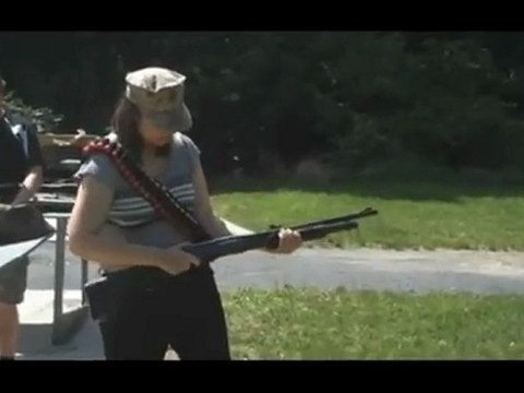 La femme de Régis tire avec un fusil à pompe