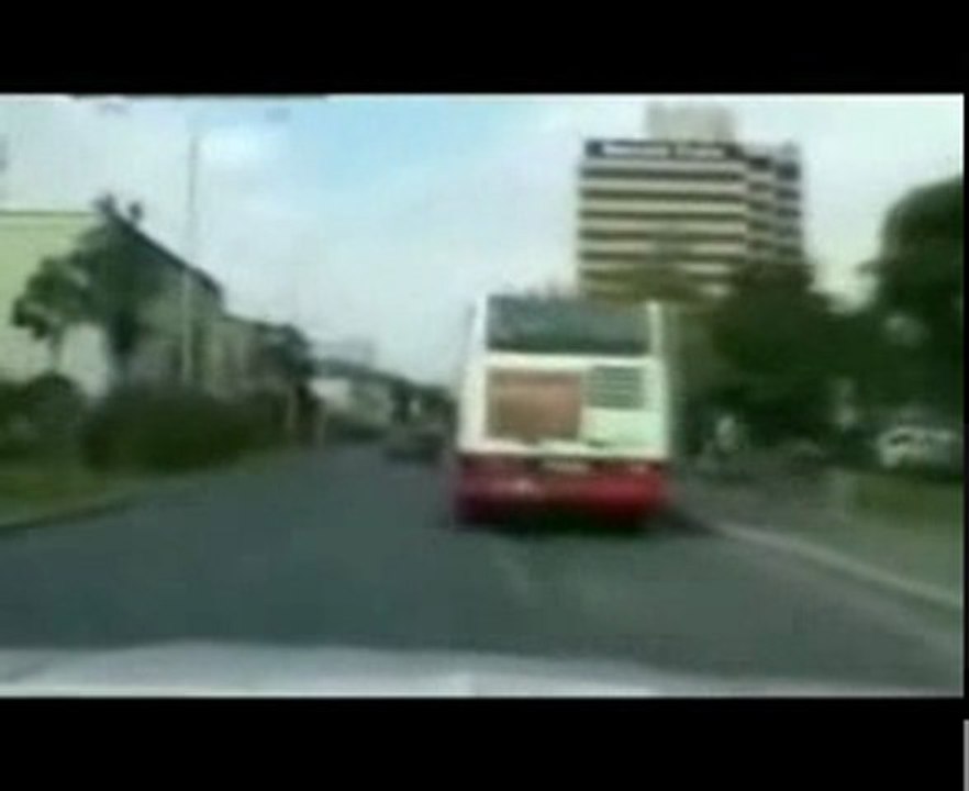 Course poursuite moto vs voiture de police