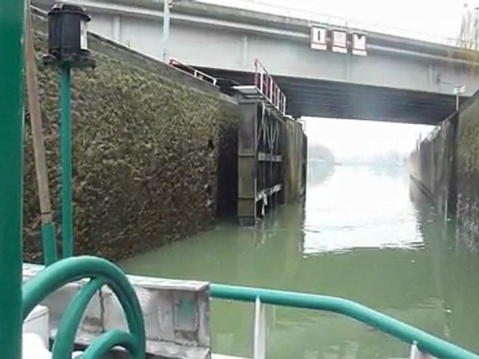 Passage de l'écluse de la Briche à Saint-Denis