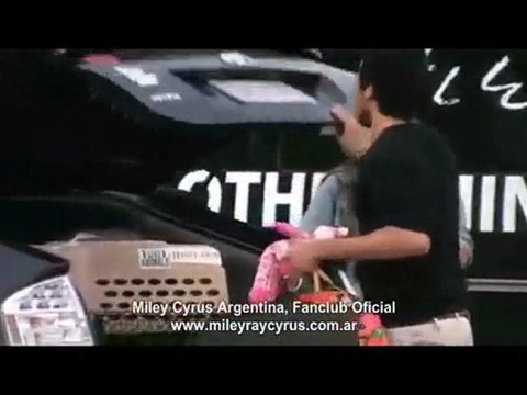 Miley Cyrus - Out With Her New Puppy - 24.01.2010