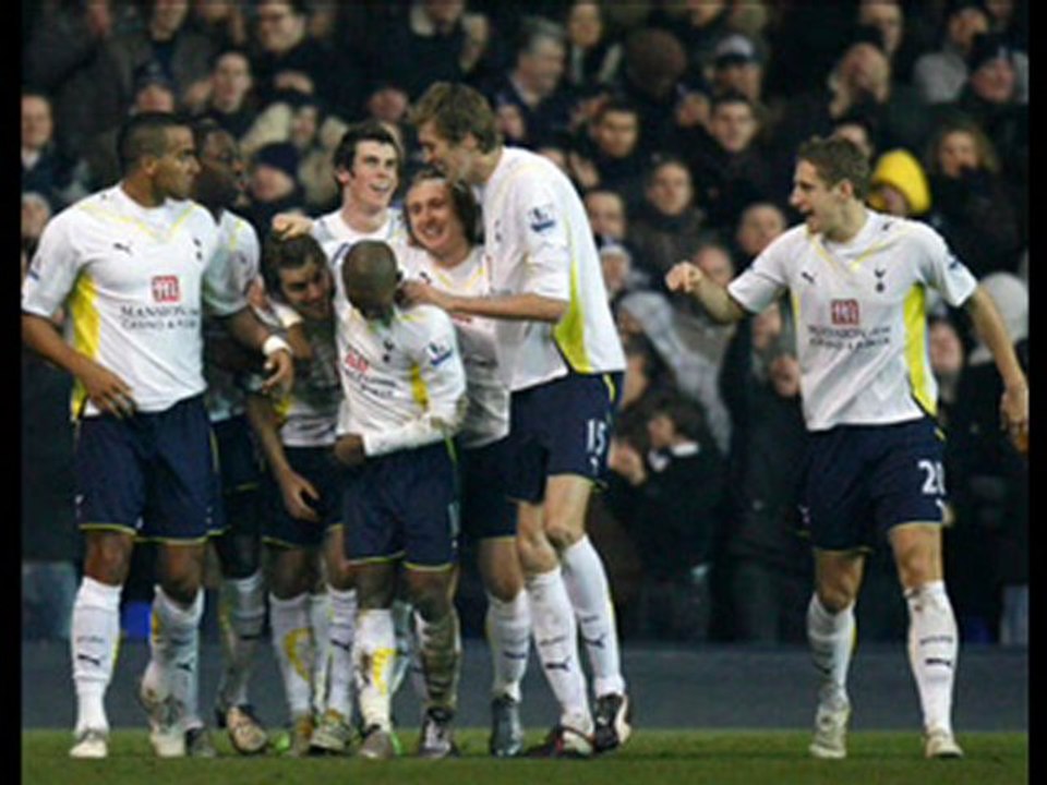 Hotspur 2 – 0 Fulham : Peter Crouch and David Bentley scored