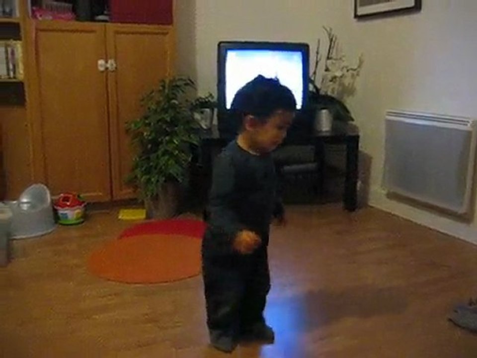 Coquinou danse sur Mickael