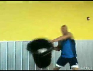 Viene sgridato in palestra e va fuori di testa