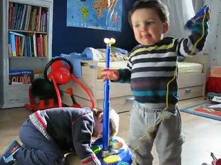 Louis chante dans le micro de Clément