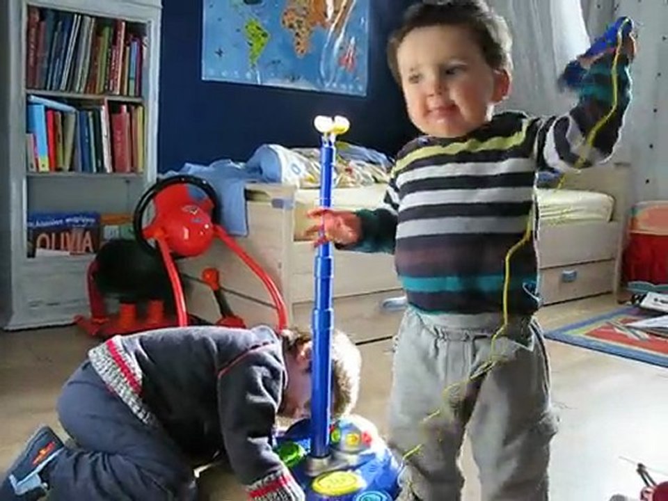 Louis chante dans le micro de Clément