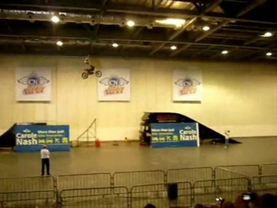 Spectacle de cascades motocyclistes.