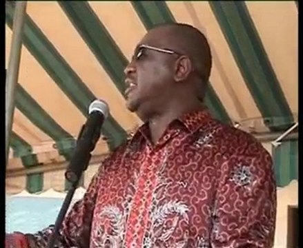 Hamed BAKAYOKO fait la promotion des tics dans les écoles