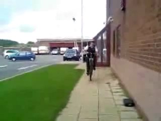 Un policier tombe de vélo