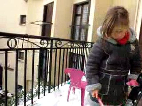 Maria et Gaël jouent dans la neige (9 janvier 2010)