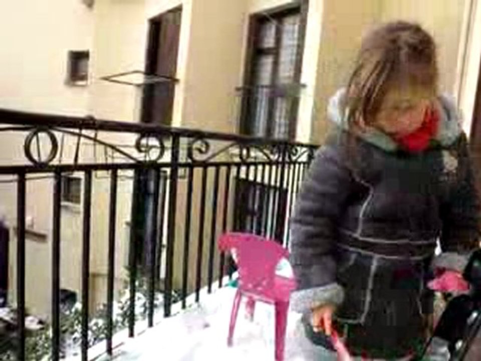 Maria et Gaël jouent dans la neige (9 janvier 2010)