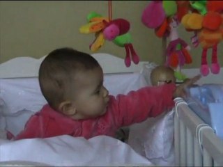 28 janvier 2010 - Lou s'amuse dans son lit