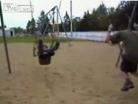 Le fils de Régis vs balançoire