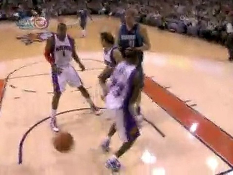 Amar'e Stoudemire gets a block which leads to a Suns break a