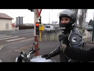 Les vraies vacances - Motard - Sortir de la circulation