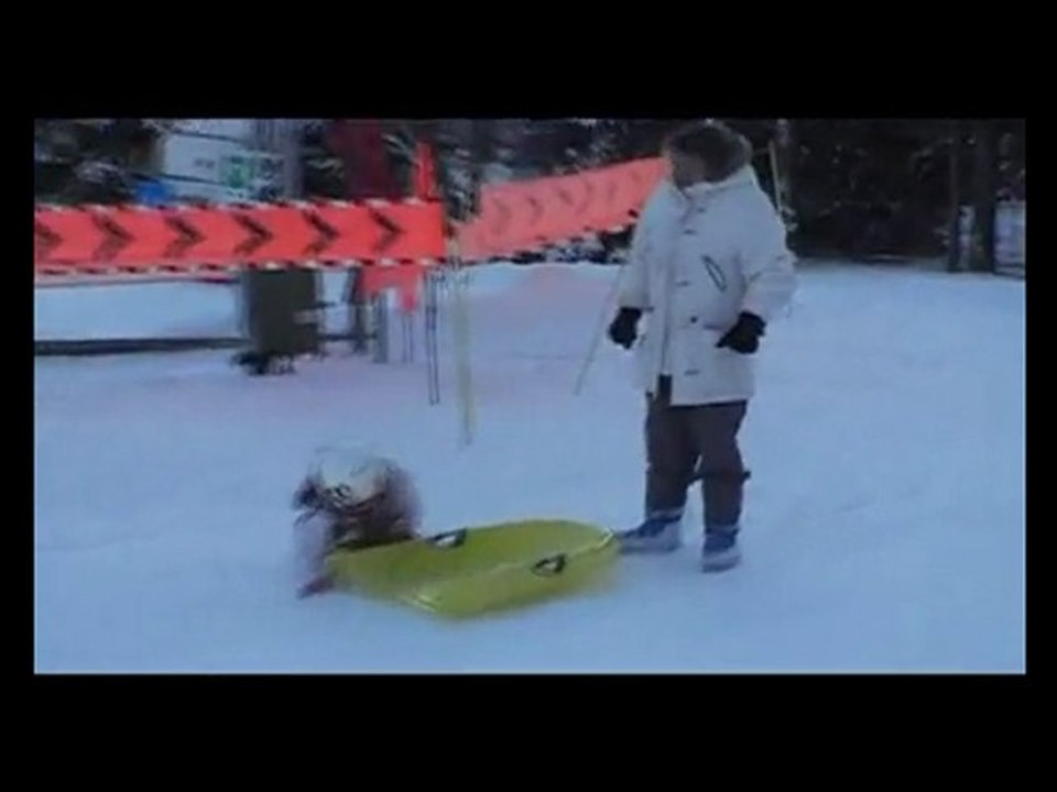Océane fait de la luge avec mamie