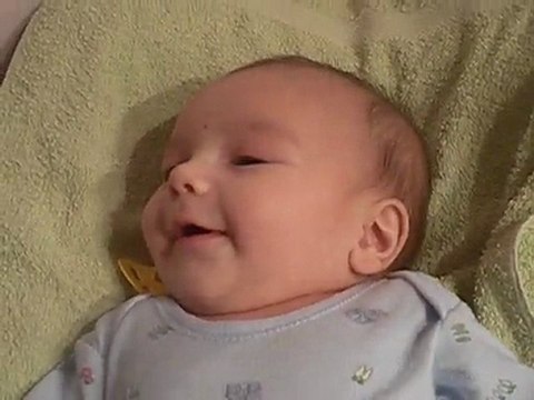 bebe qui rit avec les chatouilles