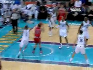 Joakim Noah gets the ball underneath the basket and complete