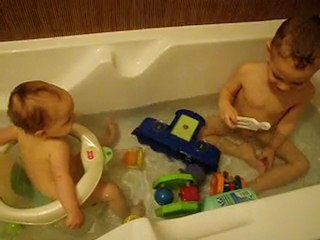 Tom et Léonore dans le bain
