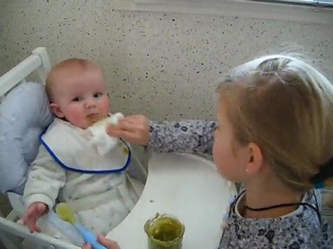 201001 Clara donne à manger à Romain