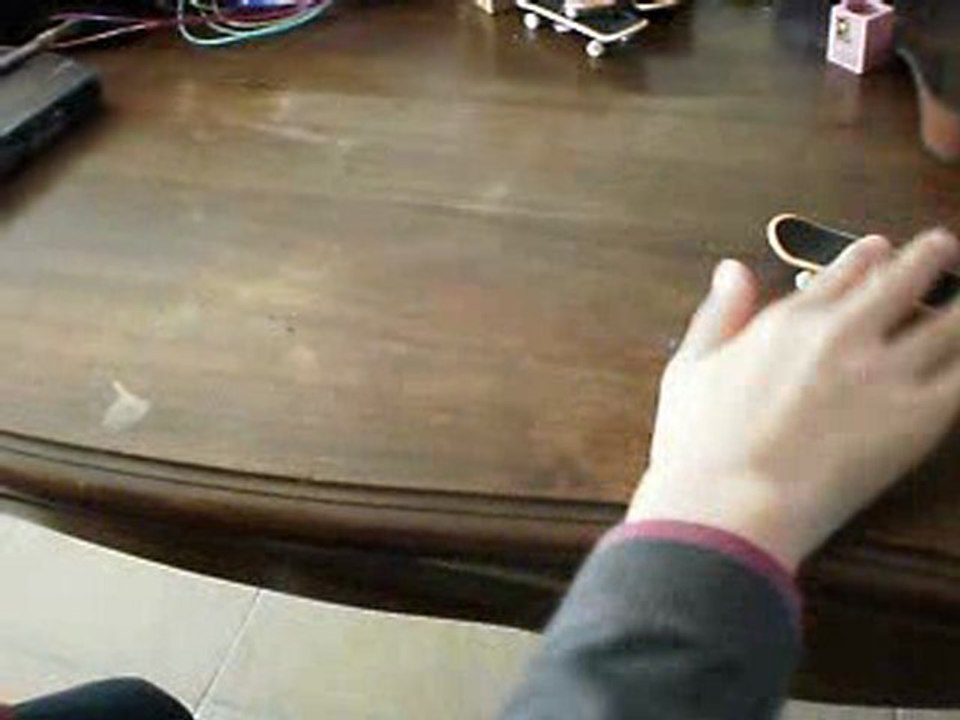 Entrainement au backflip en fingerskate !