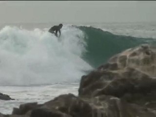 Case Innocencio surfing en Perú