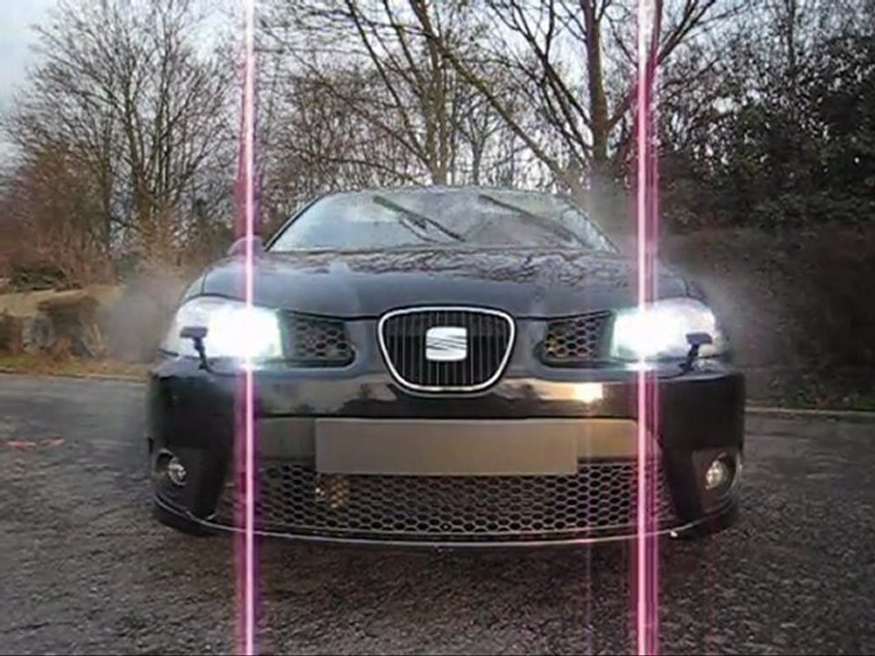 Seat Ibiza avec lave-phare d'origine sur Pare-chocs Cupra