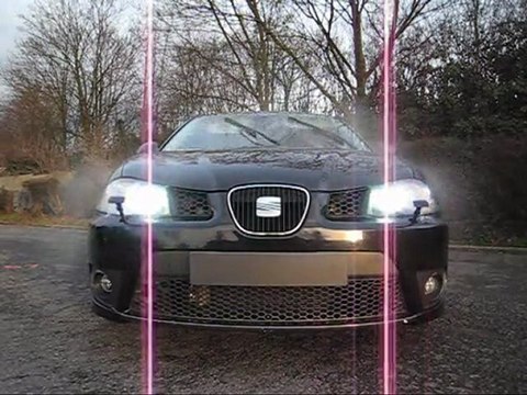 Seat Ibiza avec lave-phare d'origine sur Pare-chocs Cupra