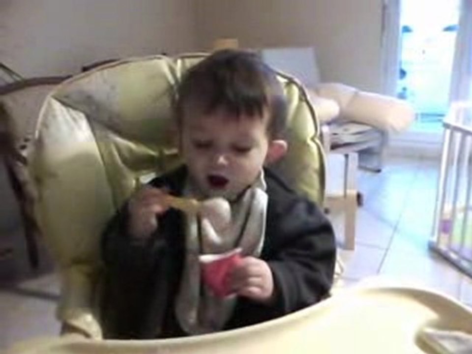 Alexandre se déplace à sa manière et mange à la cuiller